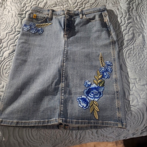 Yoga jeans knee length denim skirt - Picture 3 of 6